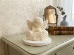 Ароматна свещ върху керамична поставка