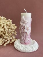 Ароматна свещ върху керамична поставка